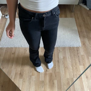 Svarta bootcut jeans från Gina Tricot - Säljer ett par svarta bootcut jeans från Gina Tricot i modellen Perfect Jeans. De är i strl 34 med medelhög midja❤️