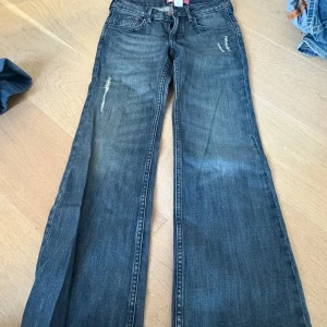 Blå  jeans  - Snygga blå jeans från &Flary med bootcut passform och slitna detaljer . As coola men säljer då dom är för små