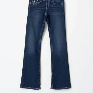 Mörkblå bootcut jeans med kontrastsömmar - Dem är storlek 170 Snygga mörkblå jeans med bootcut passform och tydliga vita kontrastsömmar. Låg midja och klassisk femficksdesign. 