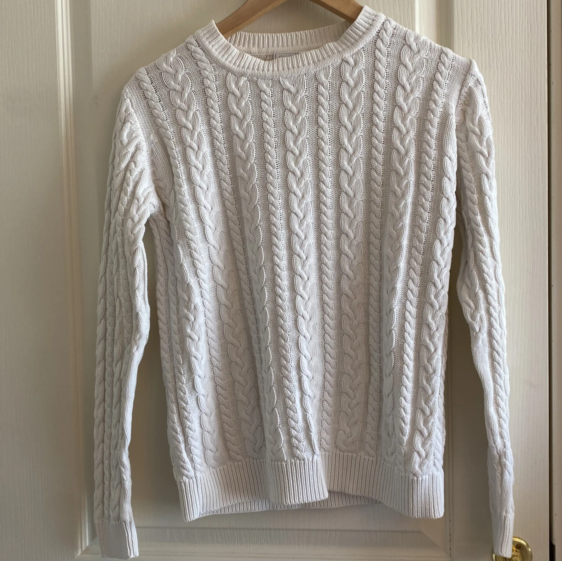 Kabelstickad vit tröja
