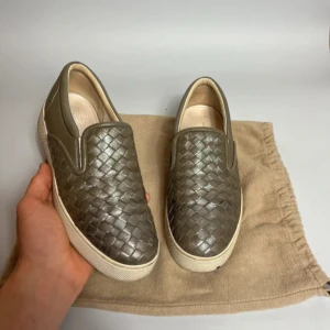 Slip-on sneakers från Bottega Veneta - Snygga slip-on sneakers från Bottega Veneta i flätat skinn. Väldigt bra skick. Kan diskutera pris vid snabb affär. 