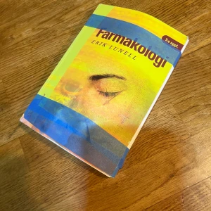 Farmakologi - Upptäck grunderna i farmakologi med denna färgstarka och moderna kursbok! Perfekt för dig som pluggar vård, medicin eller är nyfiken på läkemedel och deras effekter. 3:e upplagan ger dig aktuell och relevant kunskap.
