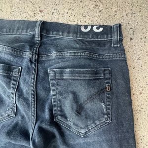 Dondup George jeans - Hej säljer mina mörkblå dondup jeans. Jeansen är i ett bra skick men ganska mycket använda skulle säga 8/10. Jeansen är i storlek 30 passar Ish 165-175. Dem är för små för mig därför säljer jag dem. Frågor och funderingar hör av er! Tag finns med