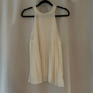 Plisserad topp  - Säljer denna plisserade topp i storlek s från hm då den tyvärr inte kommer till användning. Nyskick💕