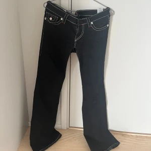 Svarta True Religion jeans  - Svarta jeans True Religion jeans i storlek 26 som är i jättebra skick. Säljer då de inte används längre.