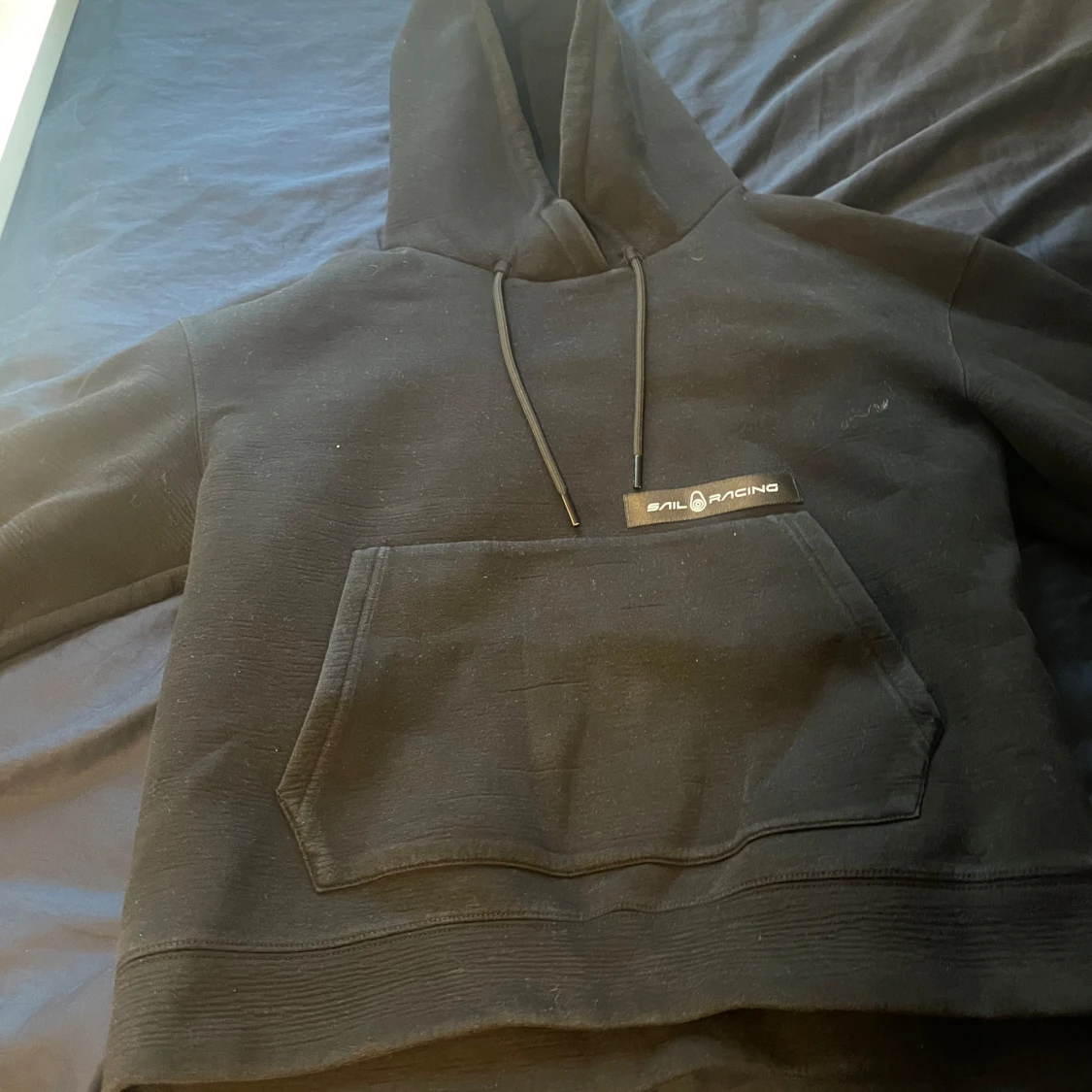 Svart hoodie från Sail Racing