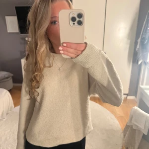 Beige stickad tröja  - Snygg stickad tröja från Vero Moda🤍använd få gånger och är i storlek S, men passar mig bra som i vanliga fall har storlek XS🤍