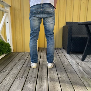 Dondup jeans ”George” - Säljer ett par dondup jeans George jeans som passar perfekt för alla årstider. Storlek W30 och passar dig som är ungefär 170-180cm. Jeansen är i nyskick och har endast använts ett par gånger. Vid frågor eller funderingar är det bara att skicka ett meddelande. Pris kan diskuteras vid snabba affärer.