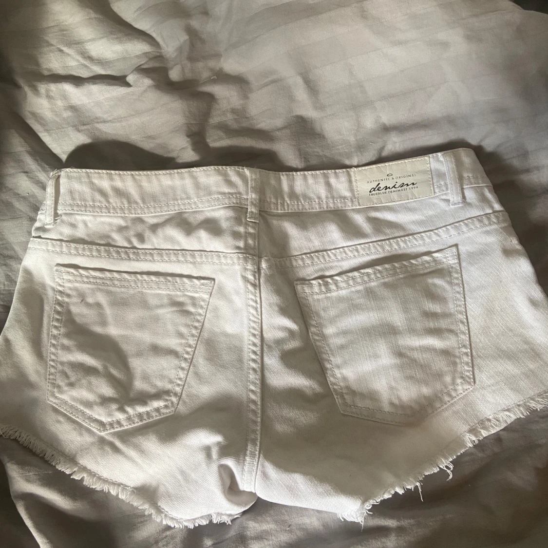 Vita jeansshorts från Lindex, strl 38 - 1