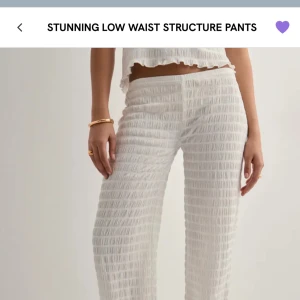 Vita lågmidjade  byxor - Snygga vita byxor med låg midja. Skulle kalla dom linnebyxor. Såå skönt material och passar till allt. Aldrig använda, helt nya med prislappen på, från Nelly. Slutsålda på hemsidan. 