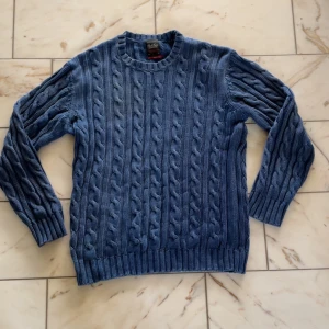 Blå kabelstickad tröja - Säljer en blå kabelstickad tröja från Park Lane i storlek small. Tröjan har väl använd och har viss blekning men inga övriga defekter.