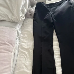 Svarta kostymbyxor från Bik Bok - Snygga kostymbyxor