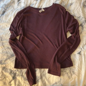 Mörk vinröd långärmad tröja H&M - Säljer en enkel och snygg långärmad tröja från H&M Divided i mörk vinröd färg. Modellen är croppad med rund hals och mjukt material som känns skönt mot huden. Perfekt att matcha med jeans eller kjol för en chill look.