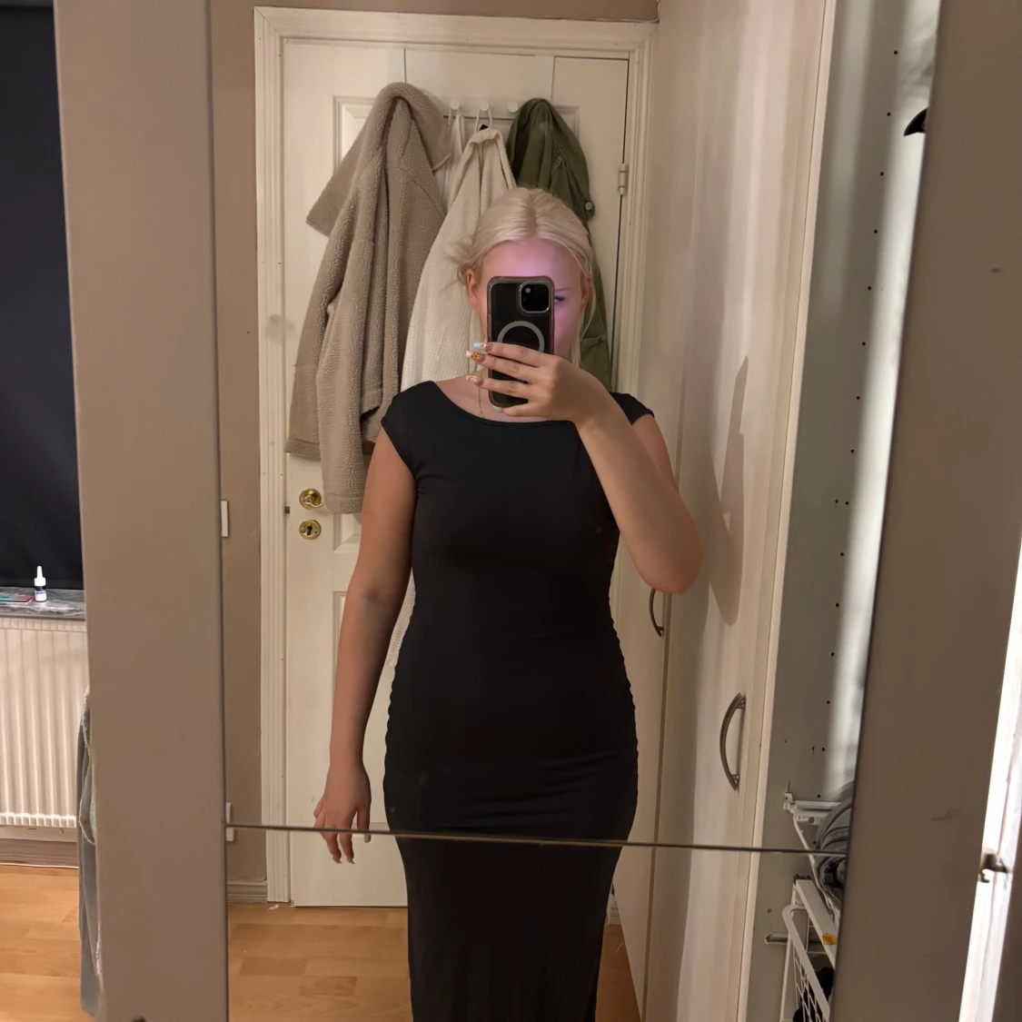 Svart långklänning med öppen rygg - 2