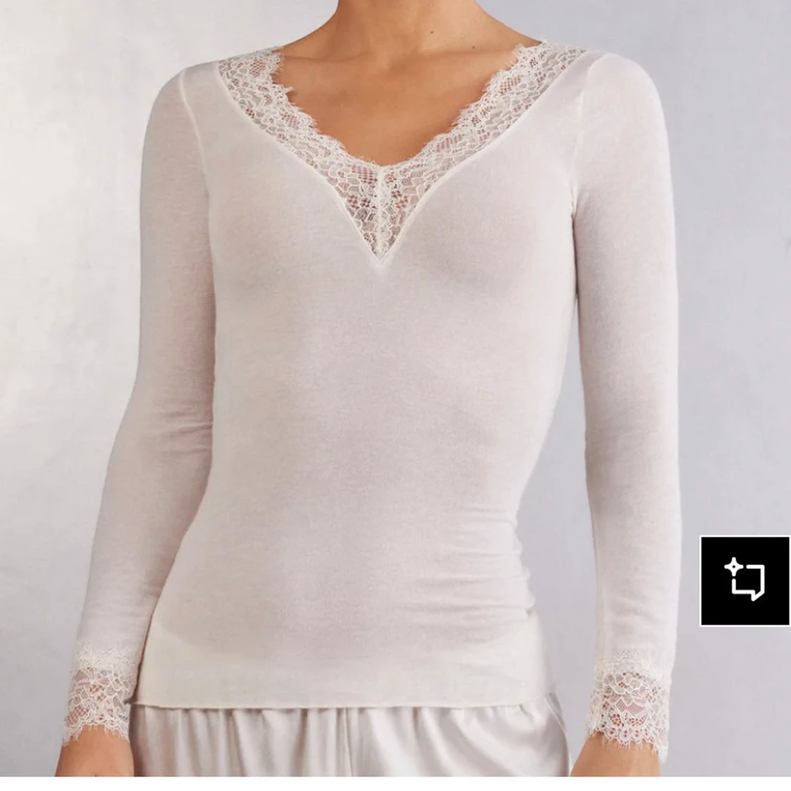 Vit långärmad topp med spetsdetaljer