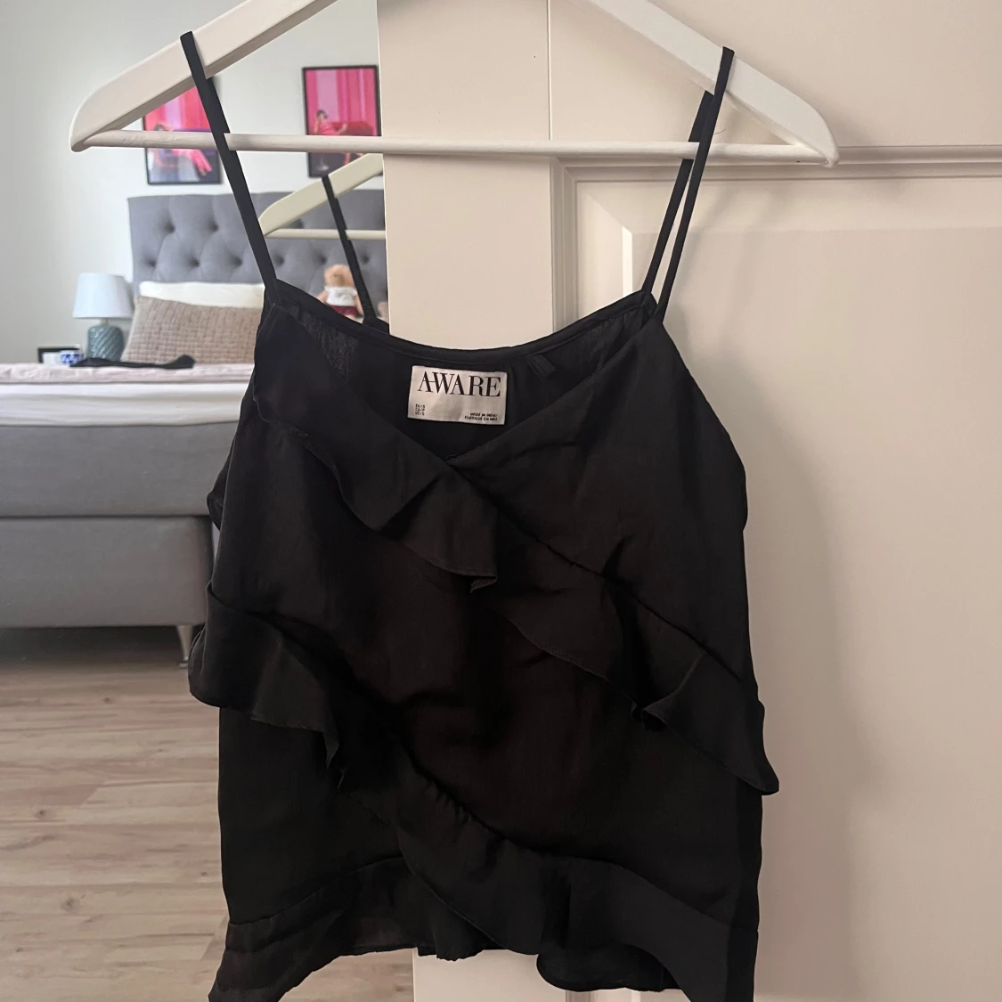 Svart linnetopp med volanger från AWARE