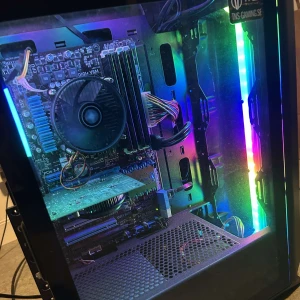 Gaming dator. Pris kan diskuteras. - Bilderna visar en stationär gamingdator med RGB-belysning, genomskinlig sidopanel och flera fläktar. Perfekt för dig som vill ha en snygg och kraftfull dator till spel eller kreativa projekt. Datorn har modern design och passar dig som gillar teknik och gaming. Den är nydligen köpt och har inte använt den särkilt länge vill få sålt den på grund av känna ihop pengar till en cross. 4x32 ram 4060ti grafik kort. Pris kan diskuteras.