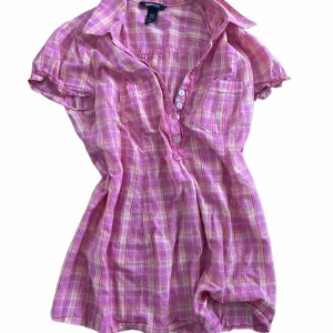 Kortärmad skjorta/blus från H&M - Supersöt rosa och gulrutig blus från H&M Mama. Skjortan har korta ärmar med resår och knappar framtill (Samt små fickor). Strl M💕