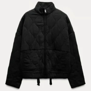 Svart quiltad jacka från Zara - SÖKER! Söker denna jackan från Zara i strl xs! Skriv gärna om ni säljer eller vet någon som gör det🩷