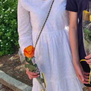 Vit broderad klänning Happy Girls - Superfin vit klänning från Happy Girls med lång ärm och rund hals. Klänningen har broderade blommor i tyget och en volang nedtill som ger extra flow. Passformen är normal och materialet känns som bomull. Perfekt för student eller sommarens alla tillfällen!