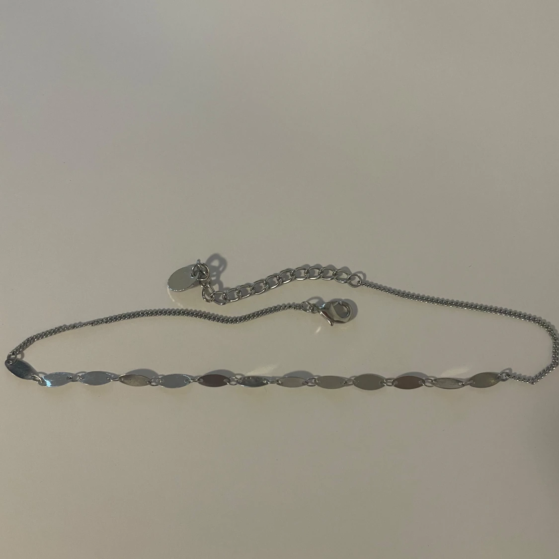 Tunt silverfärgat choker-halsband - 1