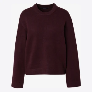 Vinröd stickad tröja gina - Säljer denna vinröda stickade tröjan från Gina. Nästan oanvänd då jag fick 2 likadana. Nypris 400, säljer för 120❣️Storlek XS