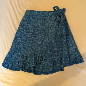 Blå omlottkjol Bik Bok - Säljer min supersöta blåa omlottkjol från Bik Bok i storlek XS💓 den passar även S och M då man kan justera midjan själv med knytbandet!!💞💞