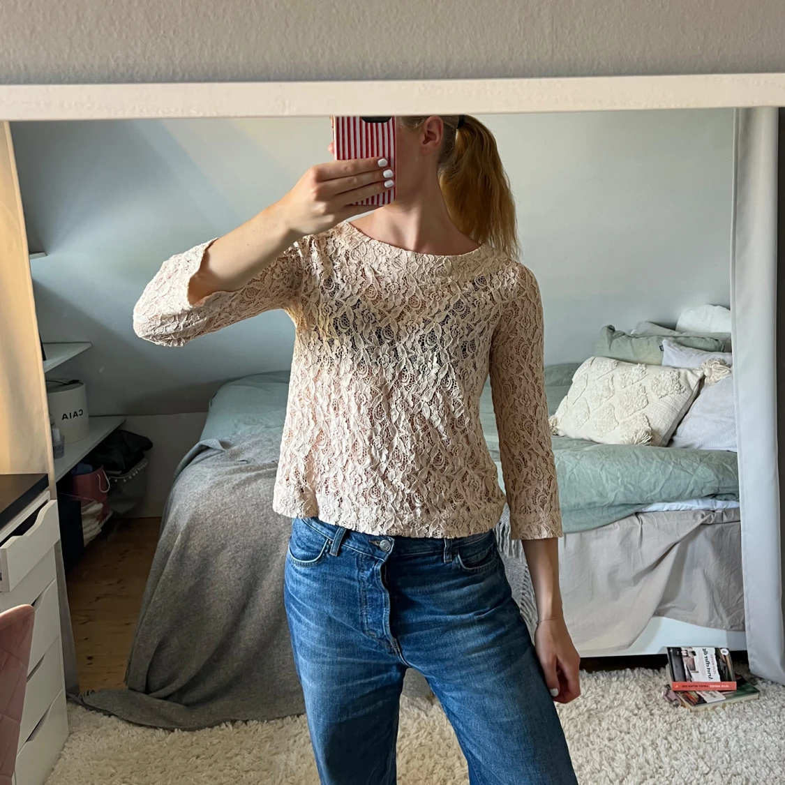 Beige spetsblus med knappar