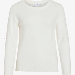 Vit stickad tröja från VILA - En stilren vit stickad tröja från VILA med rund hals och långa ärmar. Tröjan har ribbade muddar vid ärmslut och nederkant för en snygg och enkel look. Perfekt att matcha med jeans eller kjol för en clean vibe. Skriv för egna bilder💕