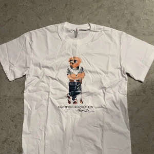 Ralph Lauren Tröja - Riktigt fet POLO Ralph Lauren tröja, inga skador och väldigt bra skick! NYPRIS ~ 2000kr (VÅRT PRIS - 399kr)