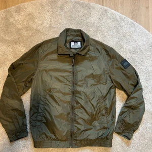  vindjacka från Weekend Offender - Snygg olivgrön vindjacka från Weekend Offender, skick 10/10 endast använd 1 gång, storlek S, perfekt nu inför slutet på sommaren och utmärkt till hösten! (Pris kan diskuteras vid snabb affär)