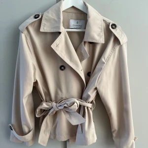 Beige trenchcoat från Stradivarius - Kort beige trenchcoat från Stradivarius!