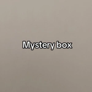 Mystery box - Det här är en mystery box – innehållet är örhängen! Perfekt för dig som gillar överraskningar och vill upptäcka något nytt. Passar dig som vill ha och gillar att bli överraskad. I denna Mystery boxen får man 5 par örhängen💞