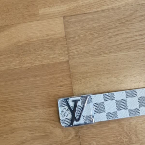 Bälte till salu  - Bälte till salu helt nya och oanvända jätte bra skick. Med följer en hål görare 