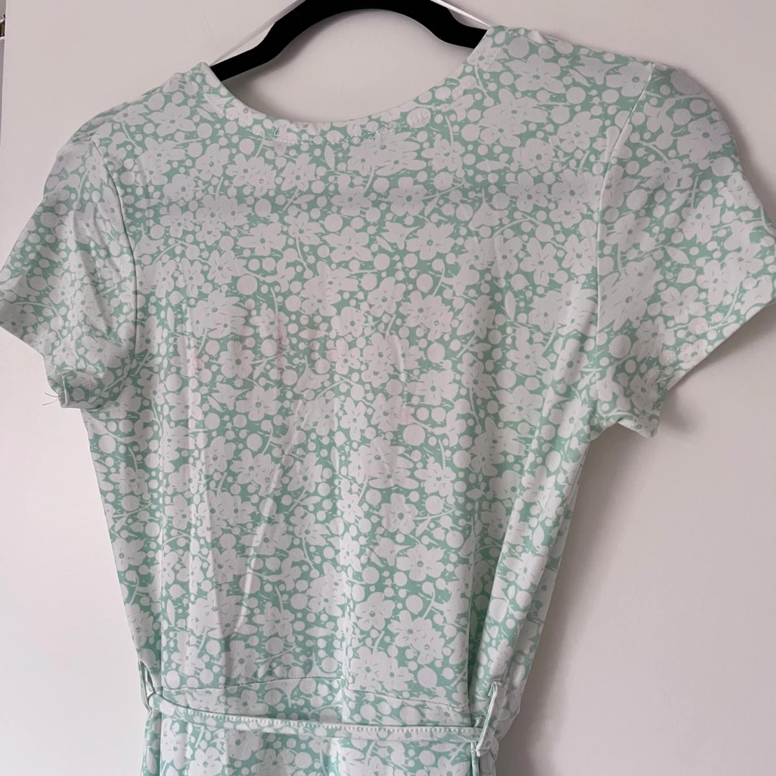 Mintgrön blommig omlottklänning - 4