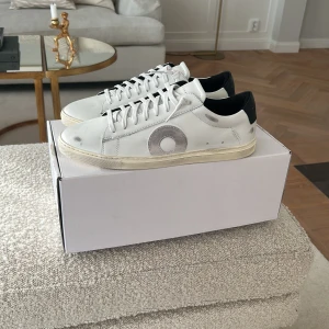 Vita sneakers från Oliver Cabell (low 1 belmont) - Jag säljer ett par helt nya oliver cabell skor som kommer direkt från usa! Dom har inte rörts något och inte ens provats på. Skon är alltså 10/10 skick och utseende. Samt är de väldigt bra kvalitet då jag haft ett annat par som fortfarande ser nya ut.
