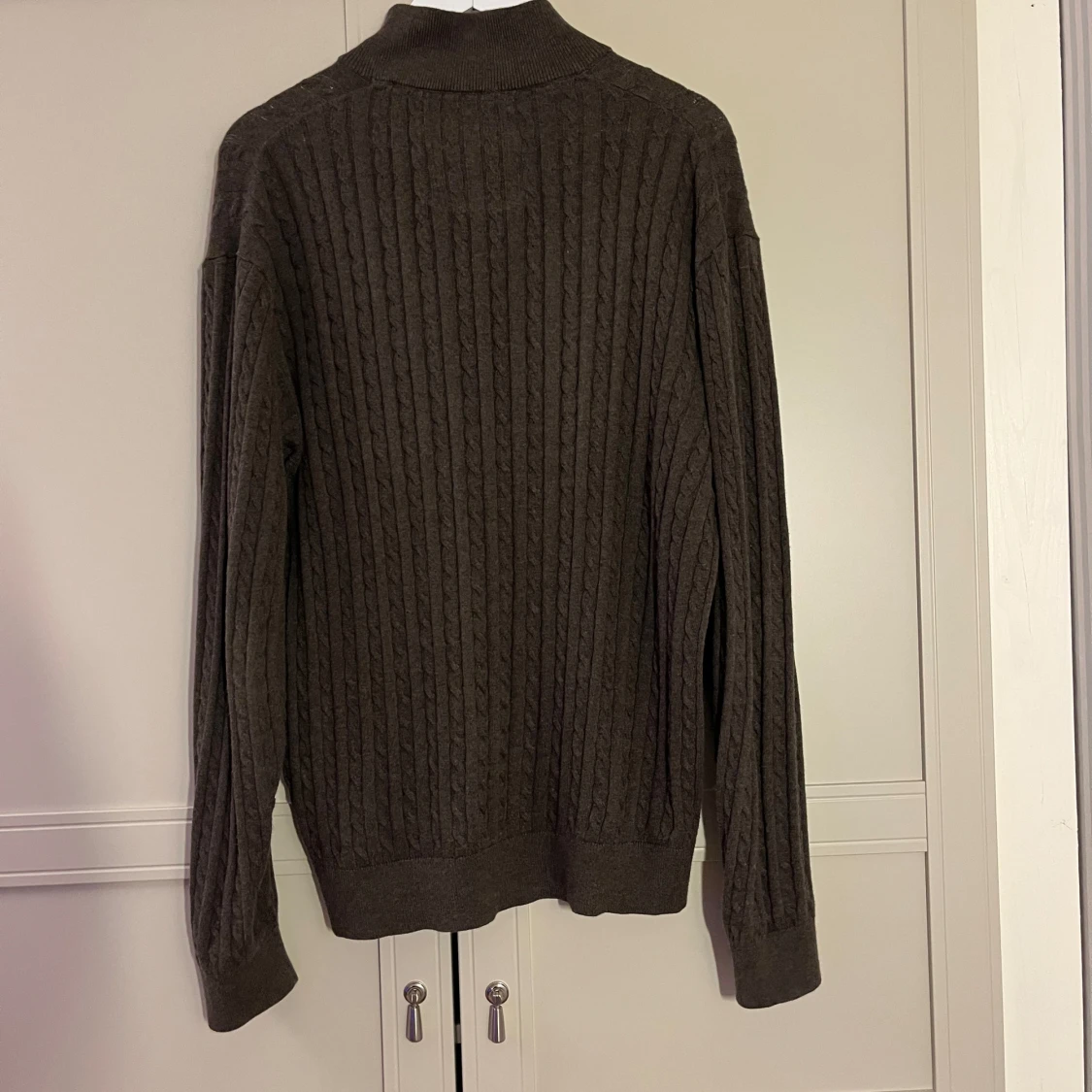 Brun stickad halfzip från Lindbergh - 1