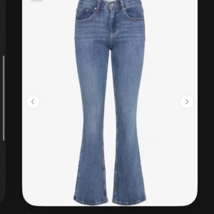 Blå bootcut jeans - Snygga blå bootcut jeans mibwaist från Gina. Skriv för fler bilder💗 