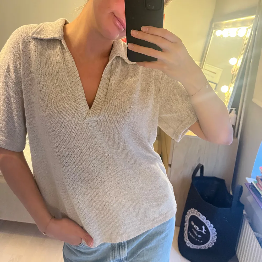 Säljer denna beige tröja med korta ärmar och en klassisk krage. Köpt på hm för ett tag sen, finns ej kvar. Storlek M men passar mig som vanligttvis bär S. Neuletakit & Villapaidat.