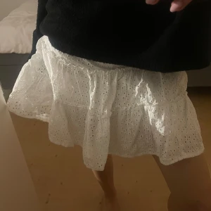Vit kjol med volang - Säljer en söt vit kjol med volanger, perfekt för sommaren!! 🎀🎀