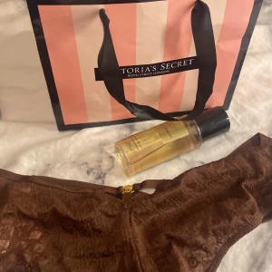 Underkläder från Victoria's Secret - Säljer trosor från Victoria's Secret i storlek M , påse och parfymen ingår trosorna har inte använts 