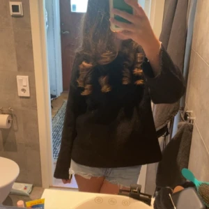 Svart stickad tröja - Säljer en svart stickad tröja från Bikbok då den inte kommer till användning, storlek s 