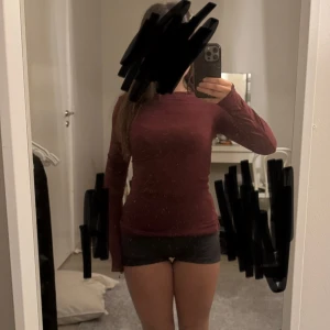 Vinröd intimissimi  - Säljer min vinröda intimissimi då den inte kommer till användning längre! Den har en defekt på armen (därav priset) men det är inget man tänker på! Har kollar igenom den och har inte sett några mer defekter. 