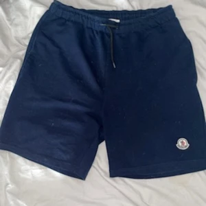 Mörkblå shorts från Moncler - Bra skick passar som L också