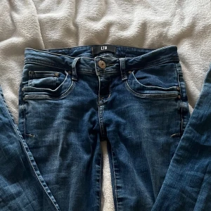 Ltb jeans - Lågmidjade Ltb jeans i modell valerie. W24 L32. Sitter som 34💕 Innerbenslängden är 81 cm, midjemåttet är 35 cm och vid dragkedjan är det 18 cm💕
