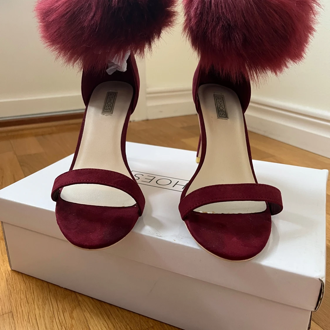 Vinröda klackskor med pälsdetalj - 2