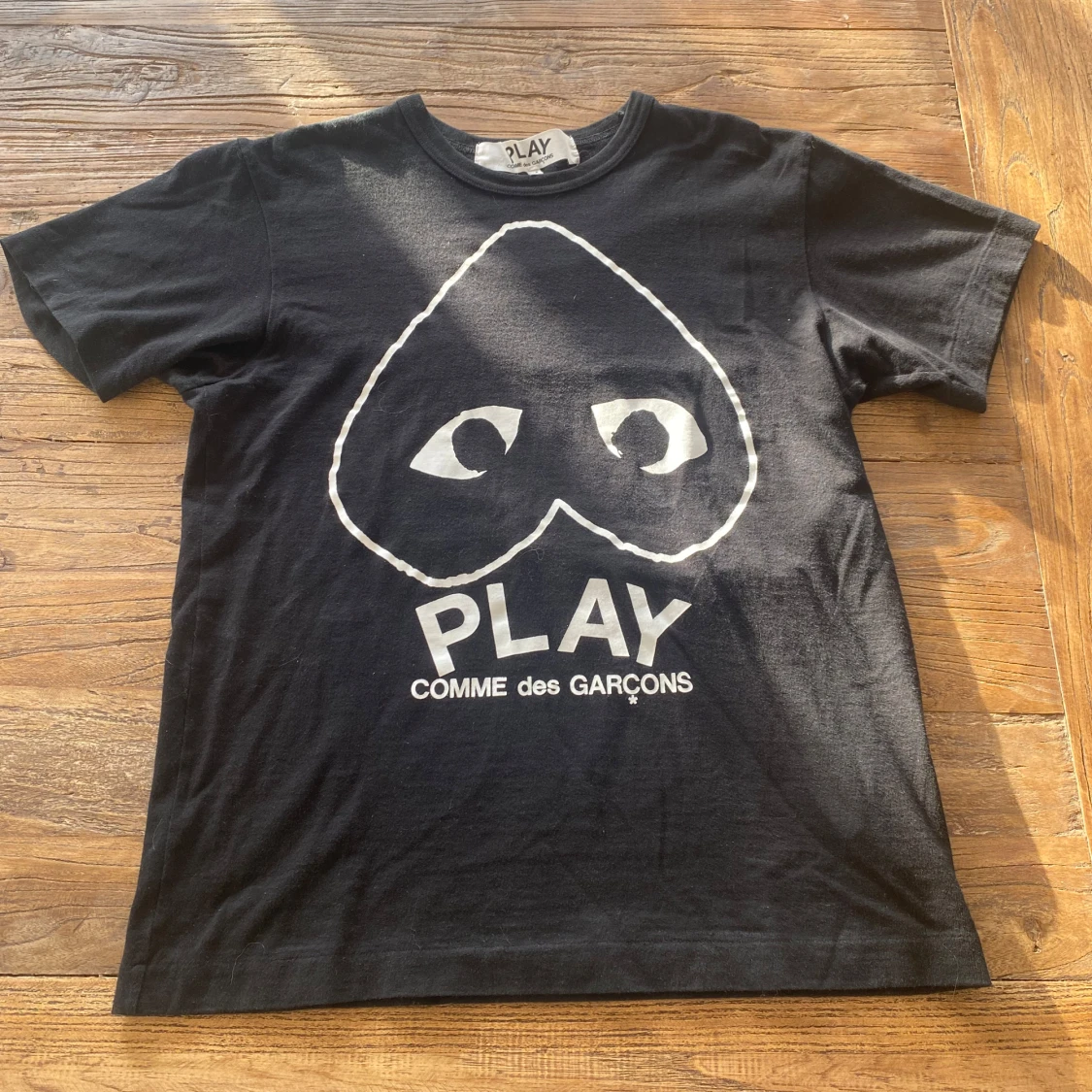 Svart t-shirt från Comme des Garçons