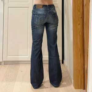 Lågmidjade/midwaist bootcut jeans💕 - Vintage från Calvin Klein🤤midja 38x2, gren 21 o innerben 79 cm