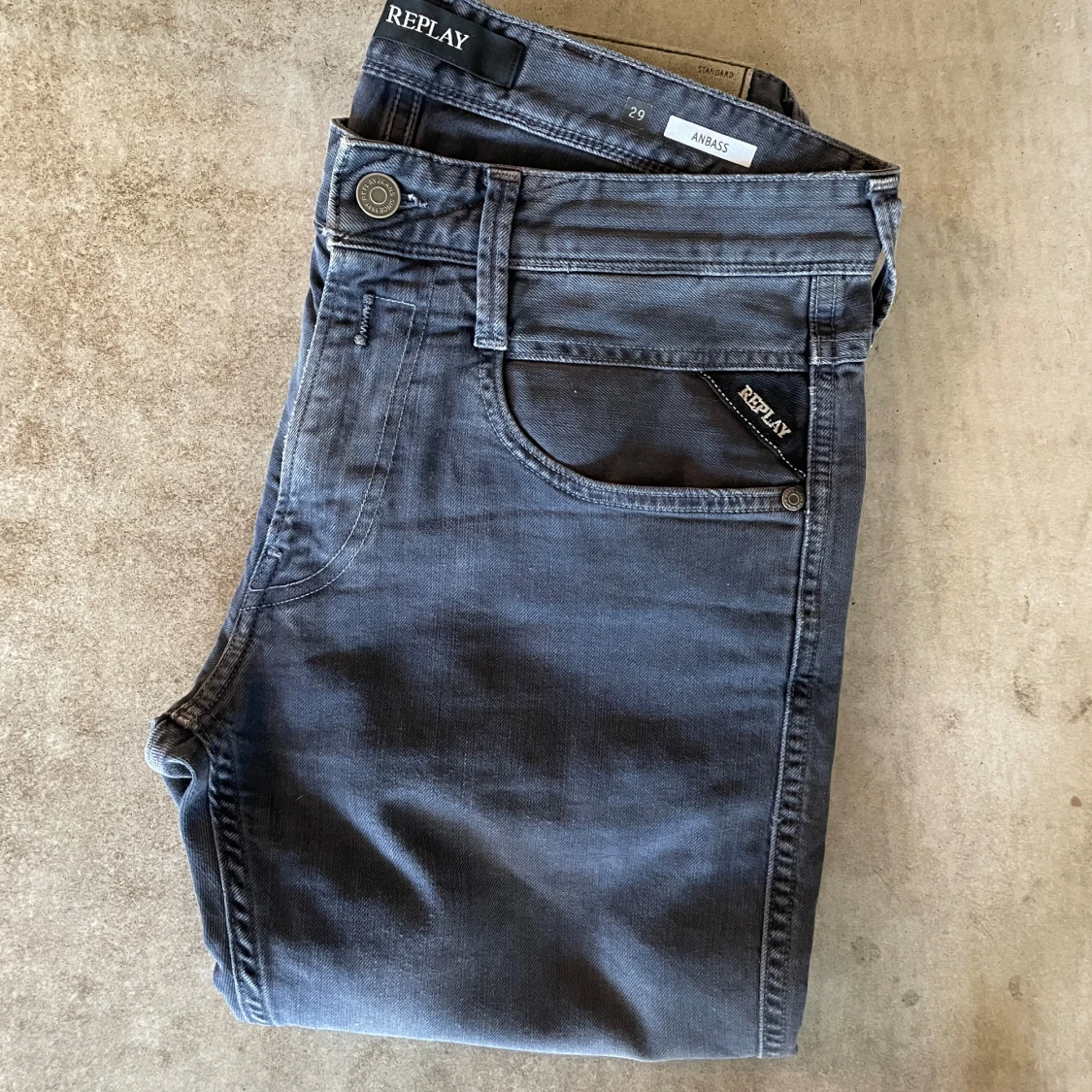 gråa Replay jeans