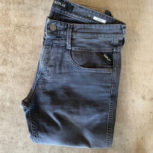 gråa Replay jeans - // Replay | Nytt skick | Nypris runt 1800 | Storlek W29 L32 | Hör av dig vid fler frågor // ressellfabriken 